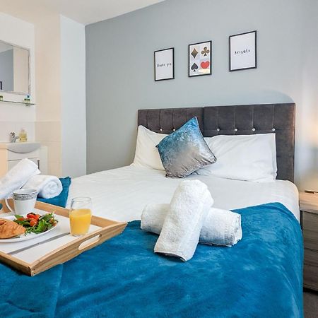 5-Bedroom Contractor House With 10 Beds Free Parking And Free Wifi - Outfield Homes By Your Lettings Short Lets & Serviced Accommodation Peterborough Eksteriør bilde