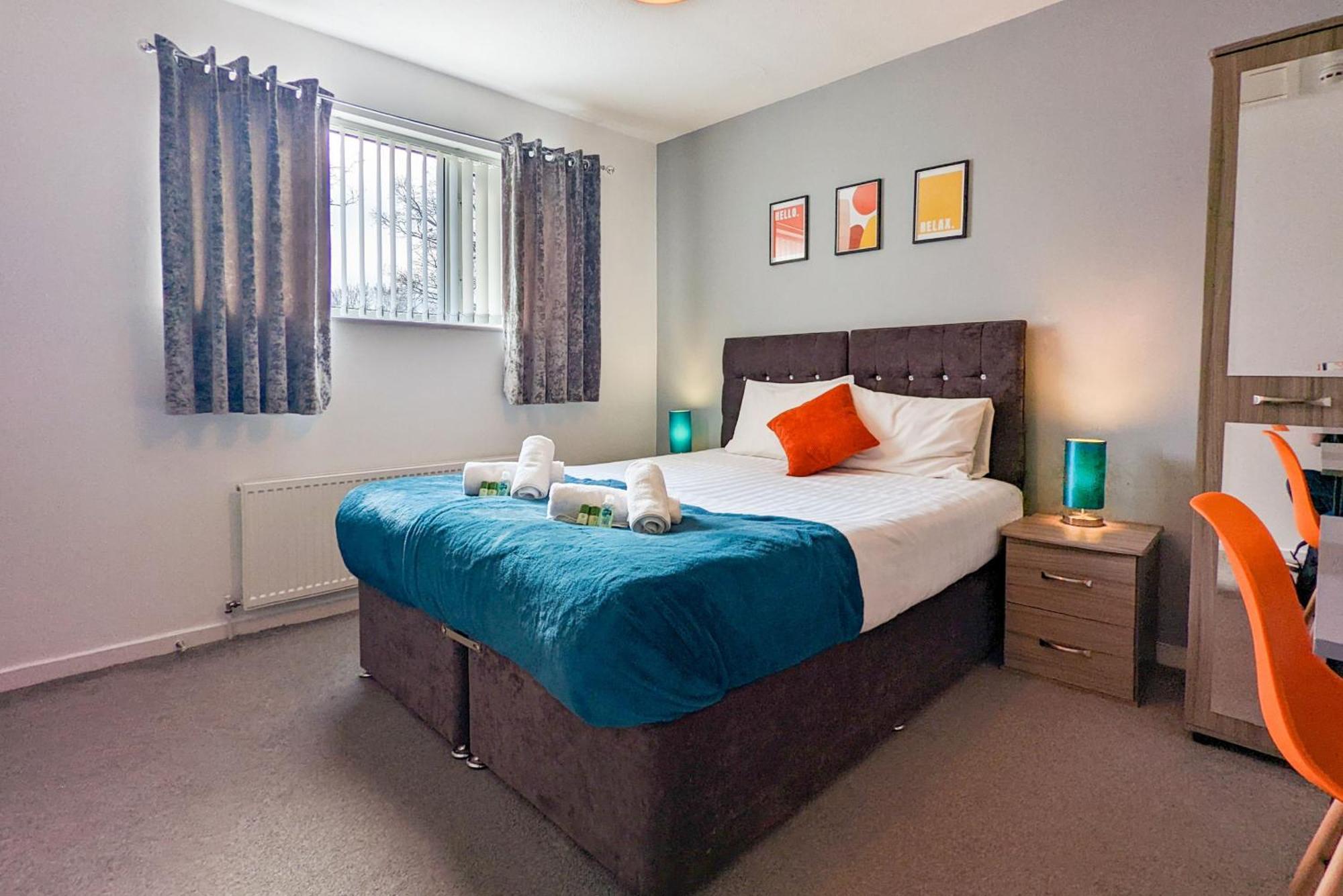 5-Bedroom Contractor House With 10 Beds Free Parking And Free Wifi - Outfield Homes By Your Lettings Short Lets & Serviced Accommodation Peterborough Eksteriør bilde