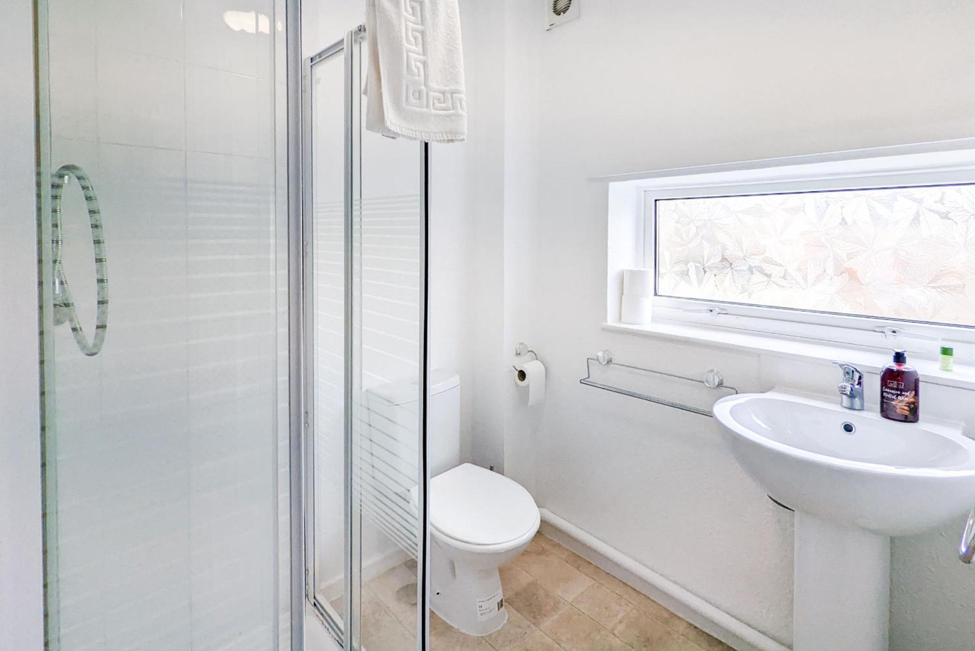 5-Bedroom Contractor House With 10 Beds Free Parking And Free Wifi - Outfield Homes By Your Lettings Short Lets & Serviced Accommodation Peterborough Eksteriør bilde