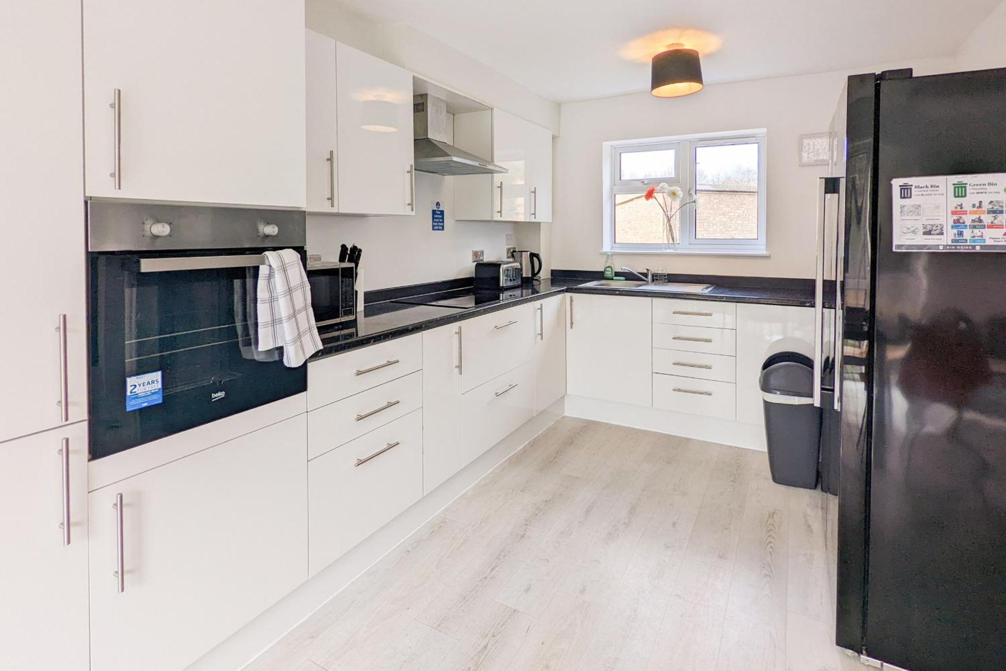 5-Bedroom Contractor House With 10 Beds Free Parking And Free Wifi - Outfield Homes By Your Lettings Short Lets & Serviced Accommodation Peterborough Eksteriør bilde
