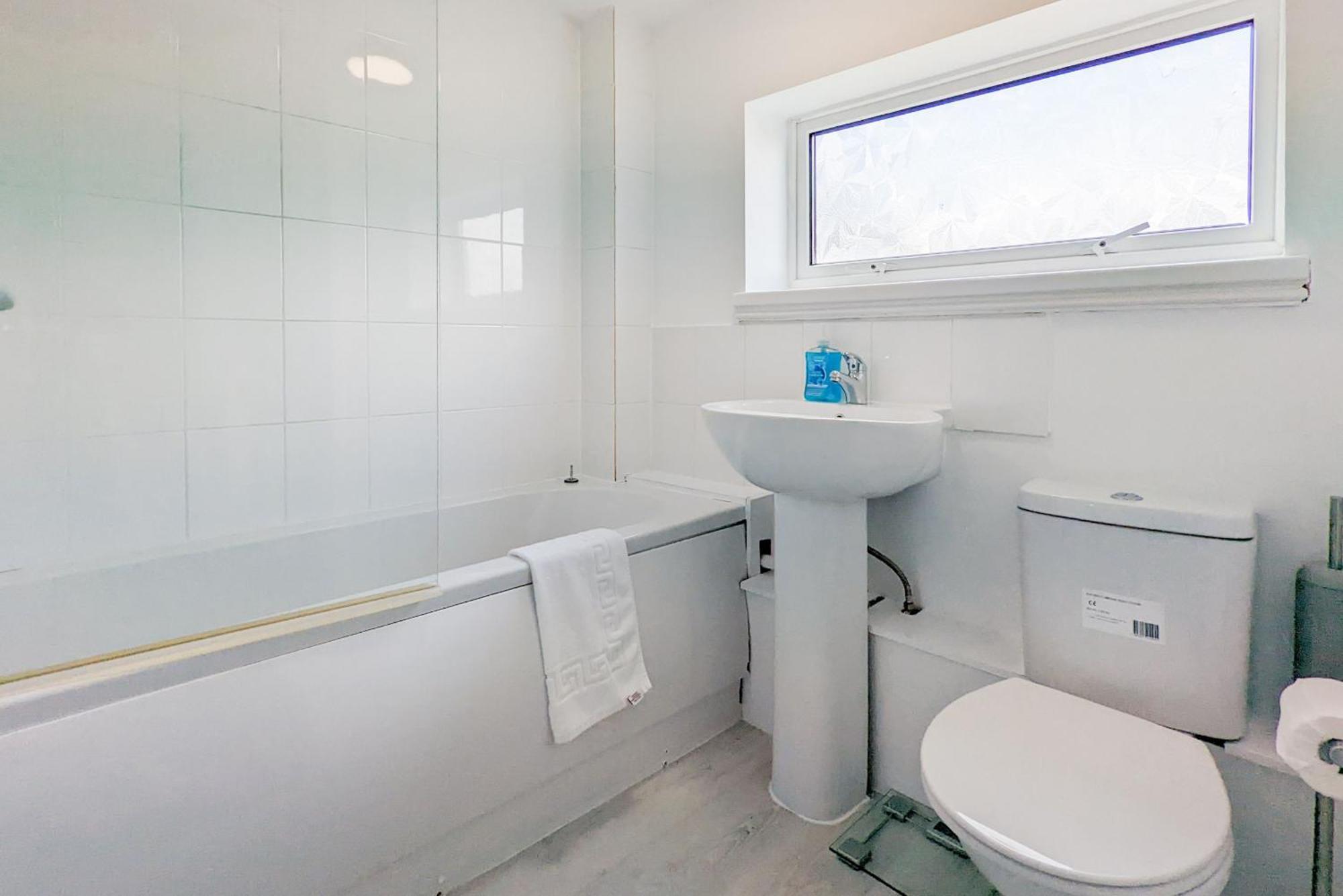 5-Bedroom Contractor House With 10 Beds Free Parking And Free Wifi - Outfield Homes By Your Lettings Short Lets & Serviced Accommodation Peterborough Eksteriør bilde