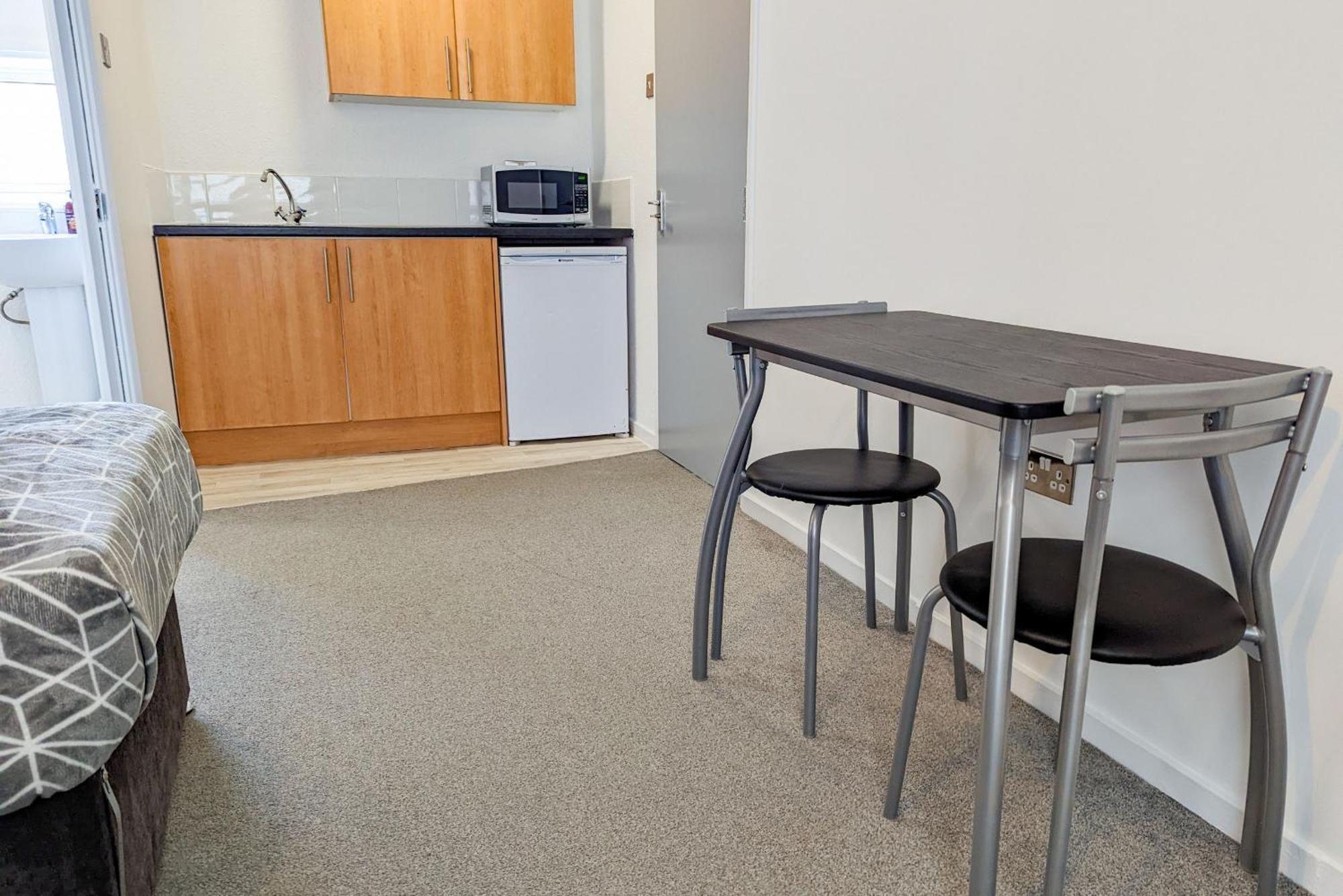 5-Bedroom Contractor House With 10 Beds Free Parking And Free Wifi - Outfield Homes By Your Lettings Short Lets & Serviced Accommodation Peterborough Eksteriør bilde