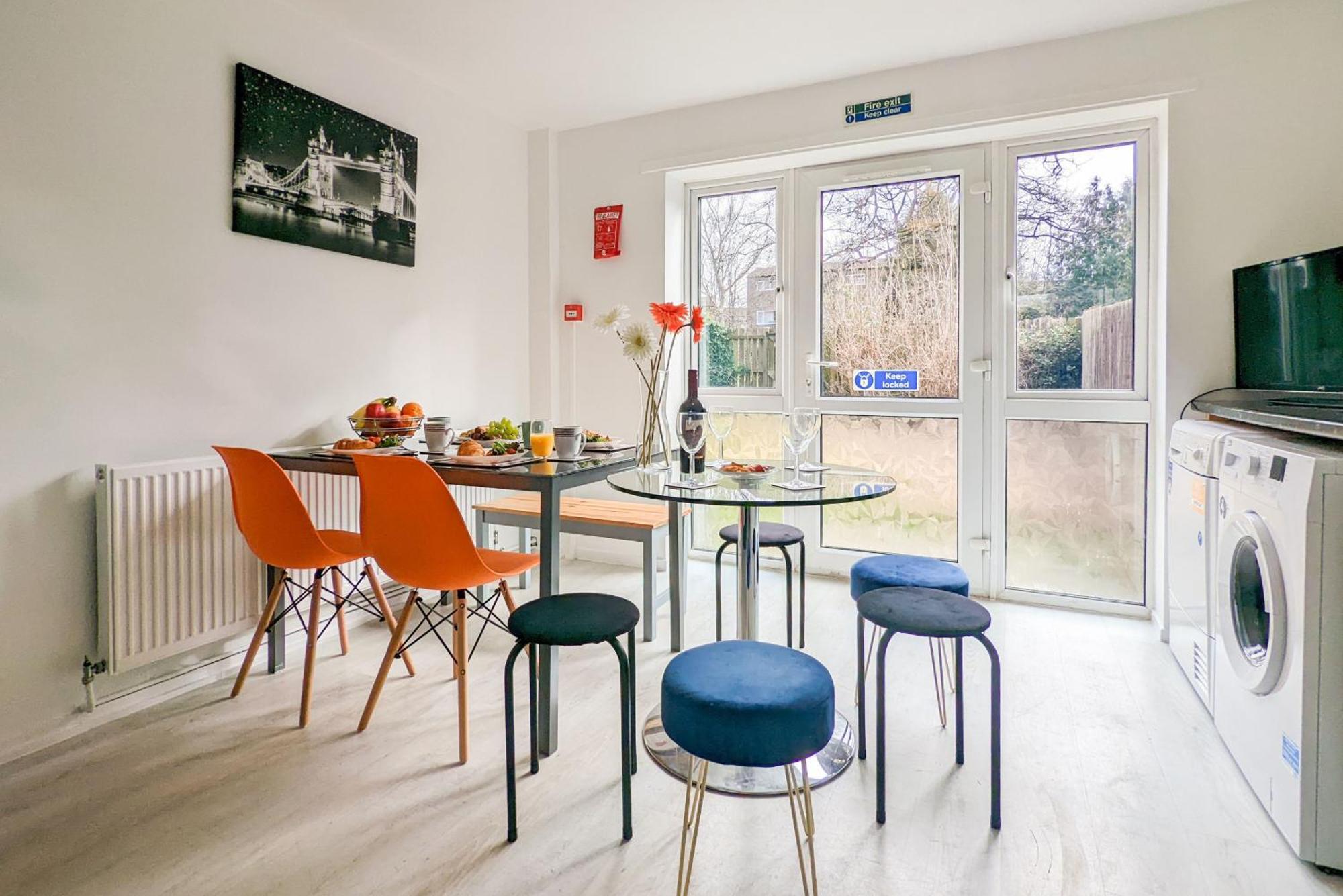 5-Bedroom Contractor House With 10 Beds Free Parking And Free Wifi - Outfield Homes By Your Lettings Short Lets & Serviced Accommodation Peterborough Eksteriør bilde
