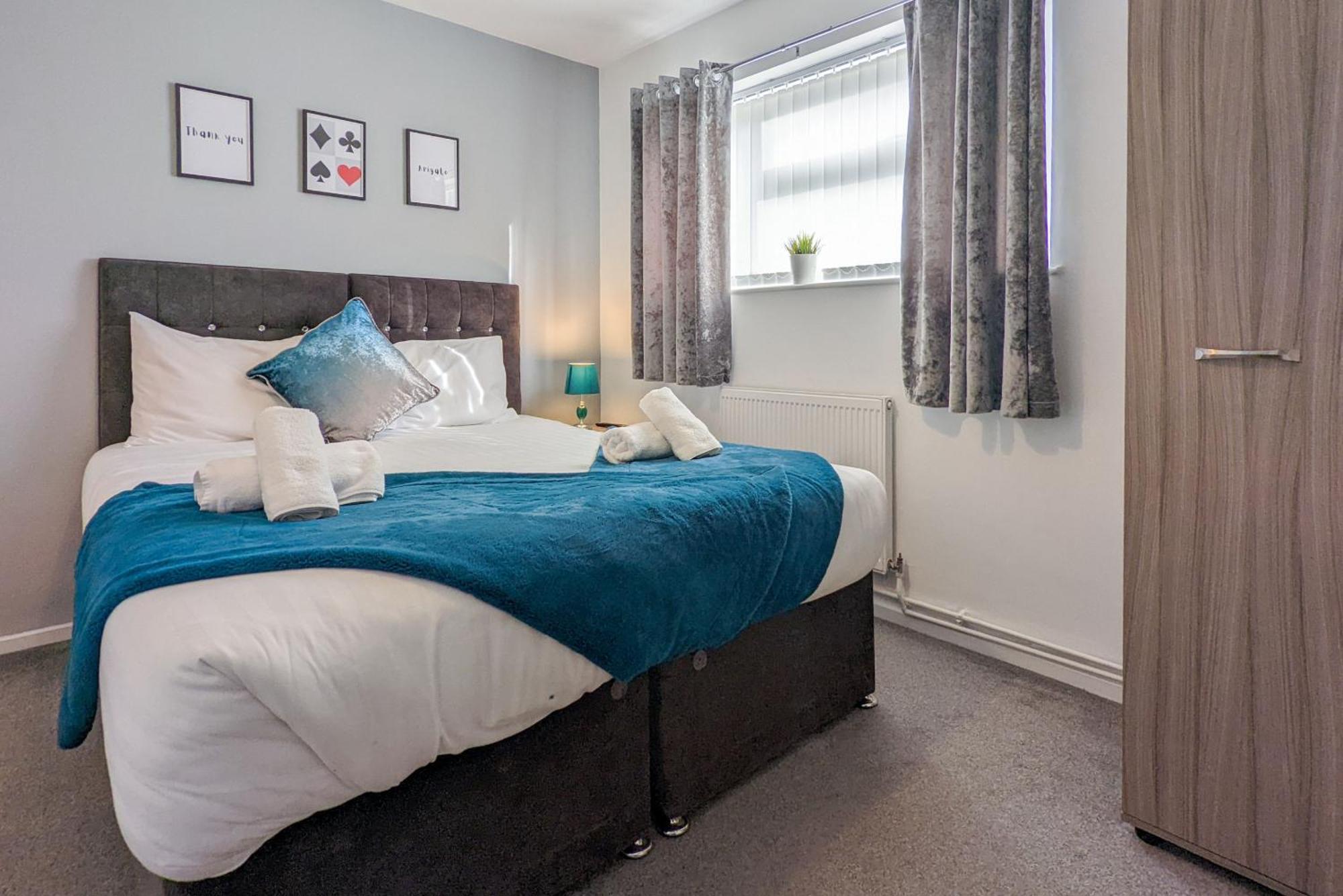 5-Bedroom Contractor House With 10 Beds Free Parking And Free Wifi - Outfield Homes By Your Lettings Short Lets & Serviced Accommodation Peterborough Eksteriør bilde