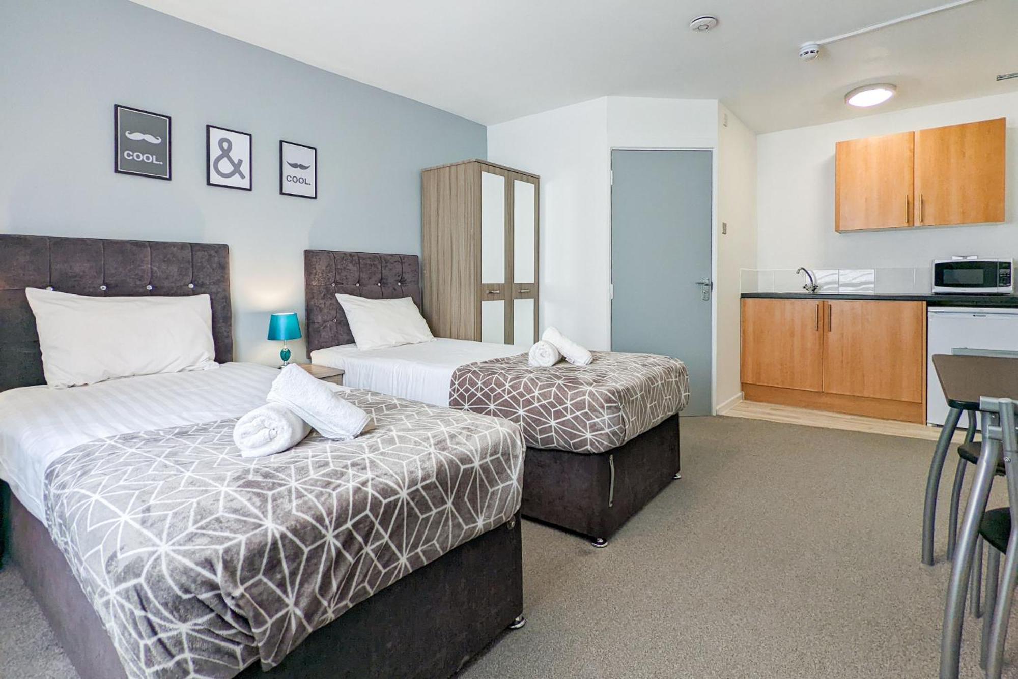 5-Bedroom Contractor House With 10 Beds Free Parking And Free Wifi - Outfield Homes By Your Lettings Short Lets & Serviced Accommodation Peterborough Eksteriør bilde