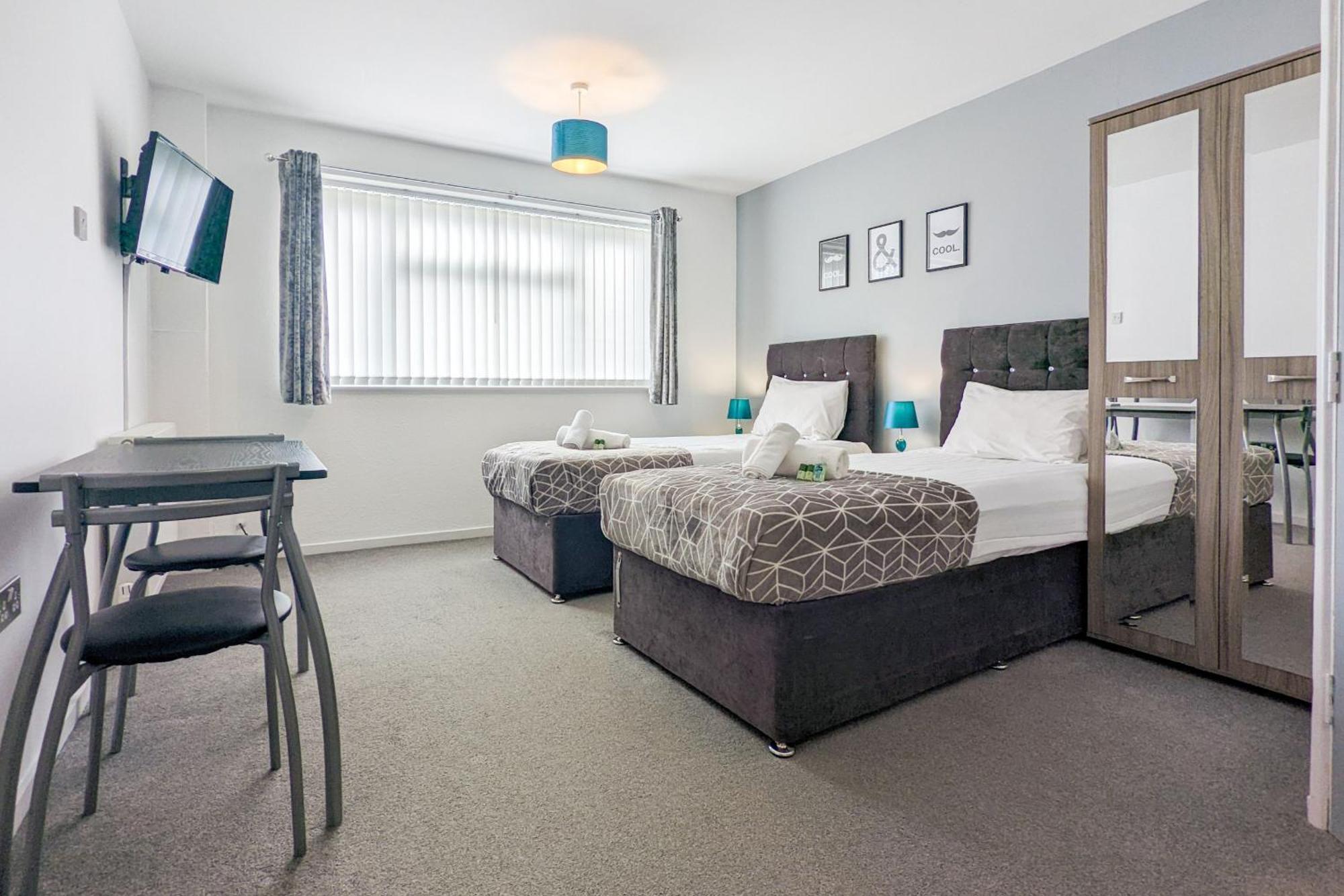 5-Bedroom Contractor House With 10 Beds Free Parking And Free Wifi - Outfield Homes By Your Lettings Short Lets & Serviced Accommodation Peterborough Eksteriør bilde