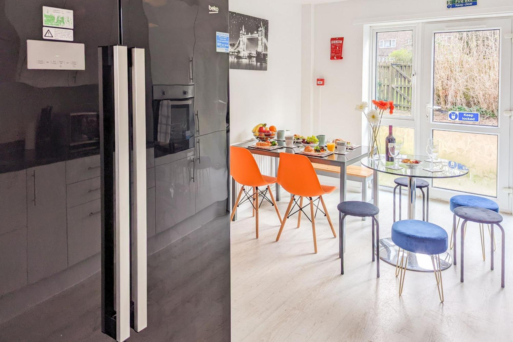 5-Bedroom Contractor House With 10 Beds Free Parking And Free Wifi - Outfield Homes By Your Lettings Short Lets & Serviced Accommodation Peterborough Eksteriør bilde